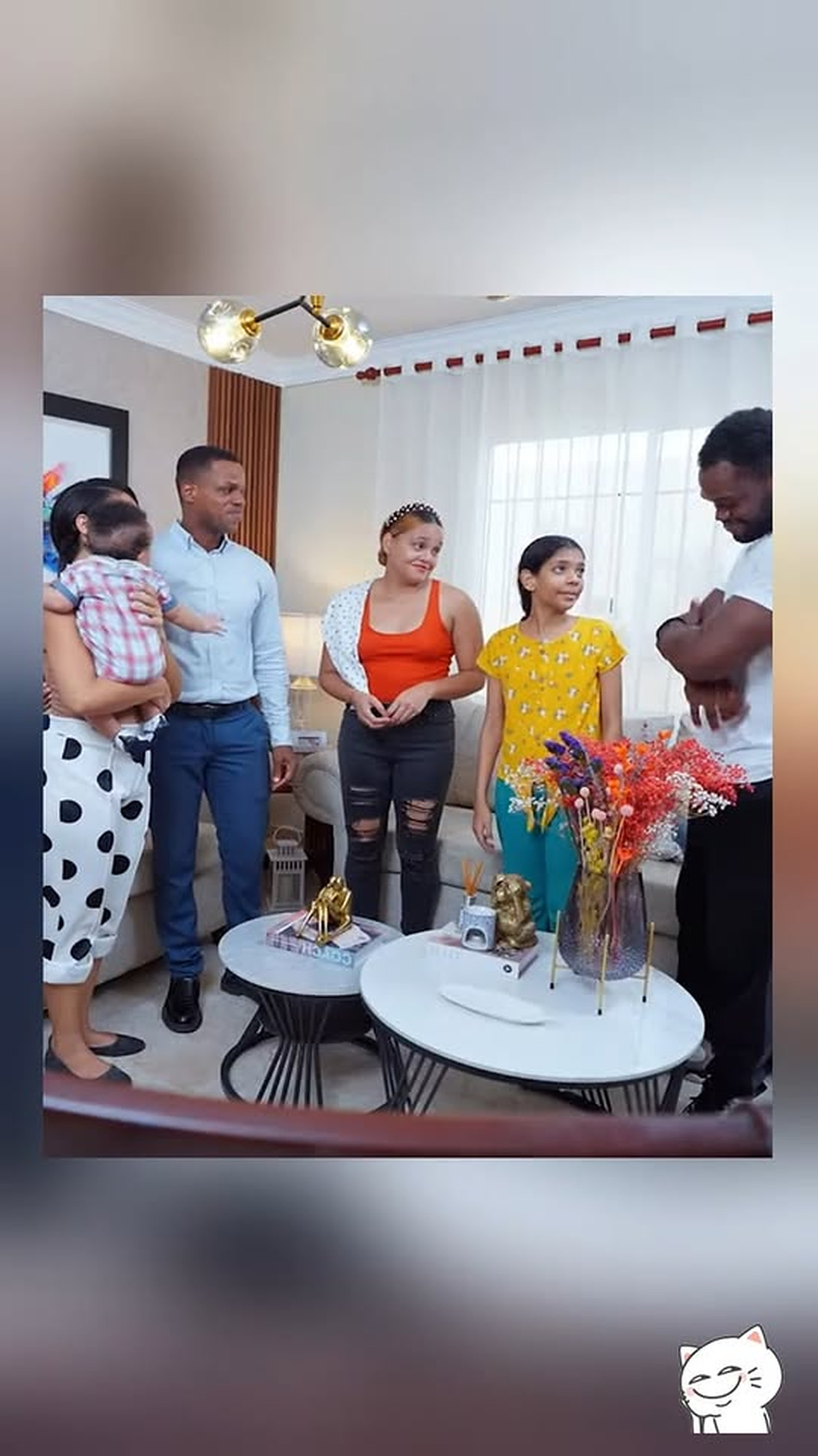 H0001046 Niña Lanza su hermanito la basura para darle part2