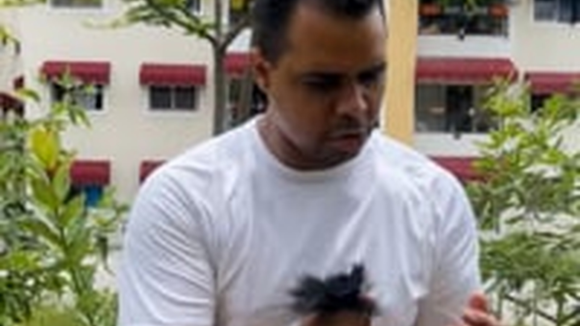 H0001008_Le corto el pelo su esposa por esta razón_part2